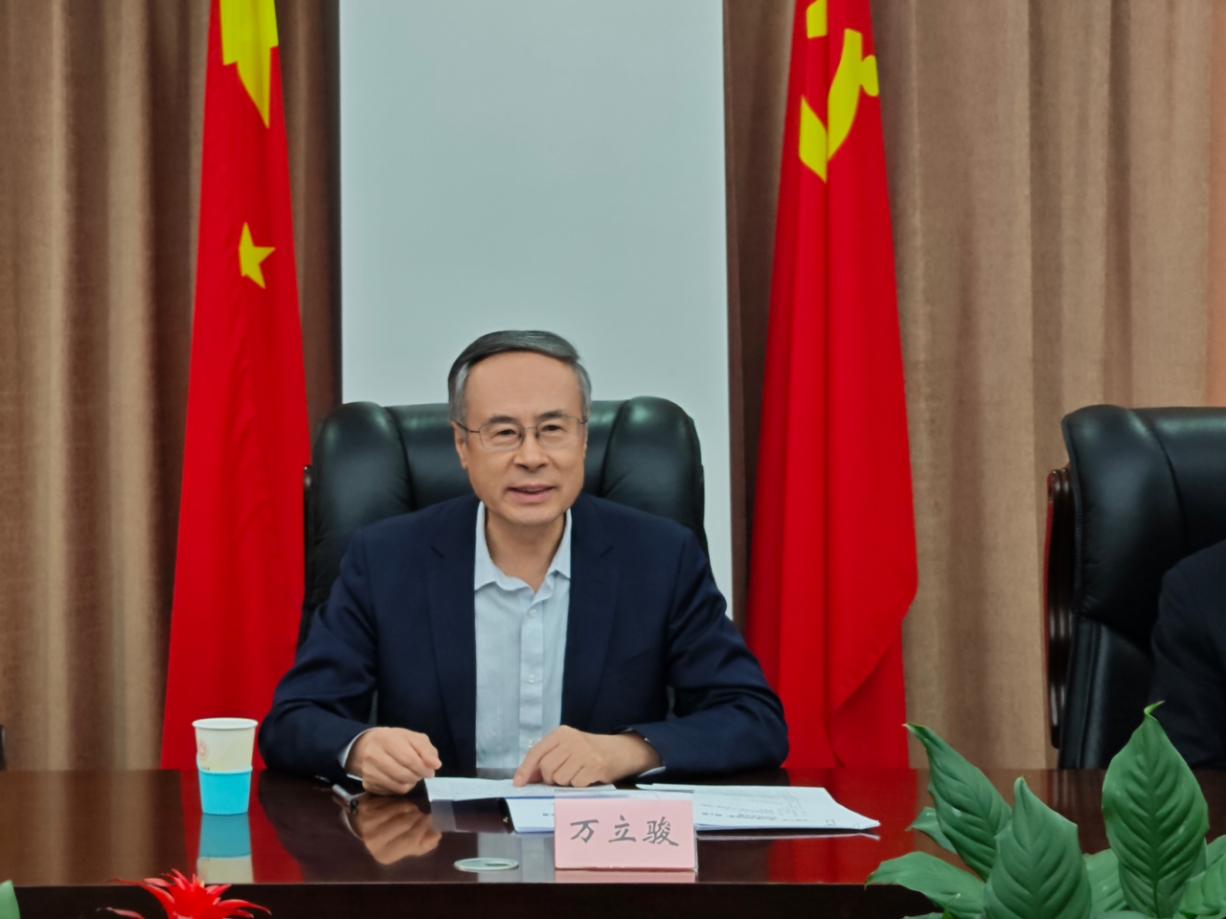 万立骏