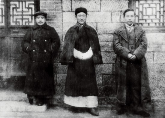 1911年徐镜心与仓谷箕藏、张静斋合影.jpg